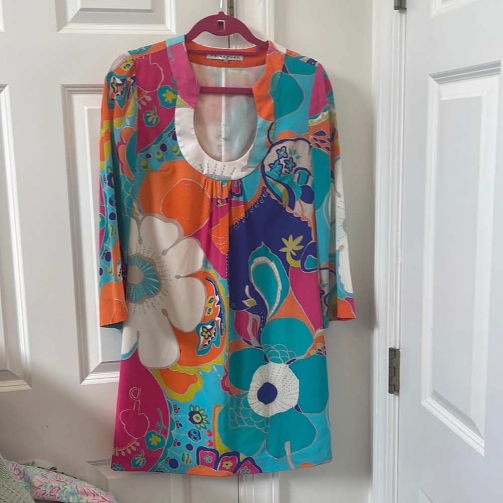Trina Turk size 2 dress with sleeves
